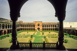 Agra;-Arcades;-Architecture;-Balustrade-ajourée;-Colonnes;-Cour;-Fort-dAgra;-Galeries;-Grès-rouge;-Inde;-Jardin;-Jardin-moghol;-Kaleidos;-Kaleidos-images;-La-parole-à-limage;-Lal-Qila;-Machchi-Bhawan;-Moghols;-Patrimoine-de-lHumanité;-Stories-Pictures;-Tarek-Charara;-UNESCO;-Uttar-Pradesh